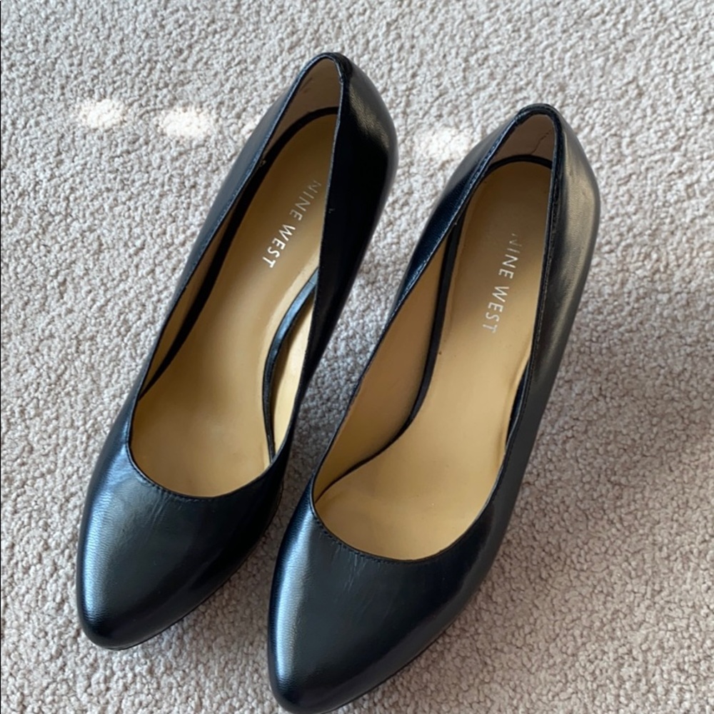 Black Pumps